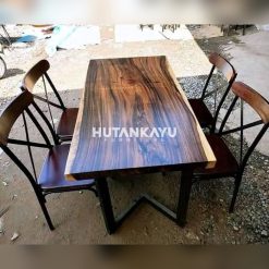 Meja Makan Trembesi Yupiter